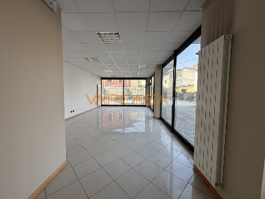 Foto Negozio in VIA PAPA GIOVANNI XIII, Palosco di 55 m² con 1 locali