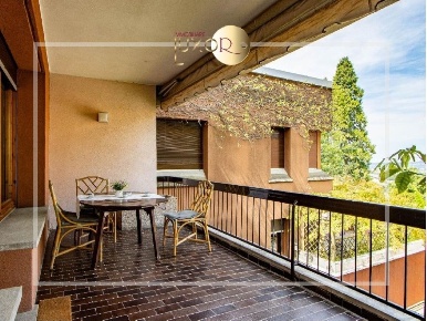 Foto Appartamento in Via Mazzini, Barzanò Centro di 128 m² con 4 locali
