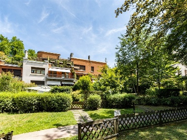 Foto Appartamento in Via Mazzini, Barzanò Centro di 128 m² con 4 locali