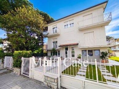 Foto Villa unifamiliare in Via Carducci, Camaiore Lido di Camaiore