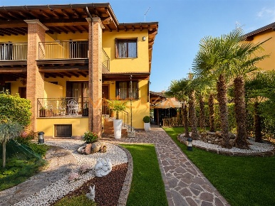 Foto Villa bifamiliare a Antegnate di 180 m² con 7 locali in vendita