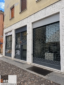 Foto Negozio in Via Frattini, Mantova Centro di 120 m² con 1 locali