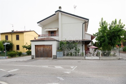 Foto Casa indipendente in Via Alfredo Oriani, Bagnara di Romagna di 155 m²
