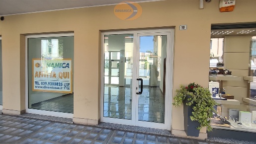 Foto Negozio in Via Cavour, Casatenovo Centro di 35 m² con 1 locali