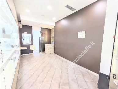 Foto Negozio a Massa Marina di Massa Centro di 43 m² con 1 locali