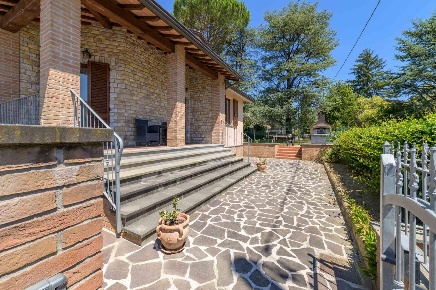 Foto Villa unifamiliare in Via Perugina, Gubbio di 300 m² con 9 locali