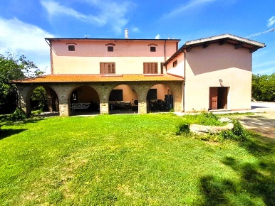 Foto Rustico a Riparbella di 320 m² con 7 locali in vendita