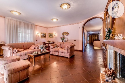 Foto Villa unifamiliare a Rignano Flaminio Centro di 600 m² con 14 locali