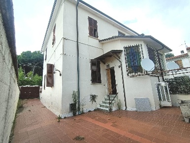 Foto Case semi ndipendenti a Carrara Avenza di 140 m² con 4 locali
