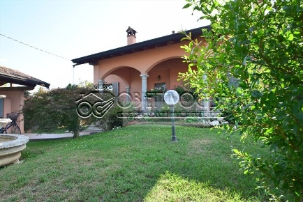 Foto Villa unifamiliare a Cuggiono Centro di 480 m² con 7 locali in vendita
