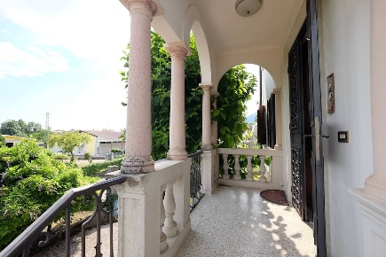 Foto Casa indipendente a Fanna di 281 m² con 7 locali in vendita