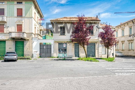 Foto Case semi ndipendenti in PIAZZA SAN MICHELE 2, Busto Arsizio di 900 m²