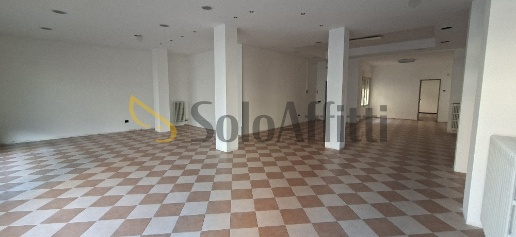 Foto Locale commerciale in Piazza San Martino 8, Legnago Centro di 120 m²