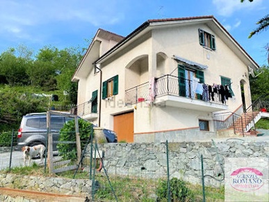 Foto Villa unifamiliare a Stella di 195 m² con 7 locali in vendita