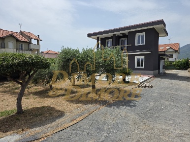 Foto Villa unifamiliare a Ceriale Centro di 189 m² con 6 locali in vendita