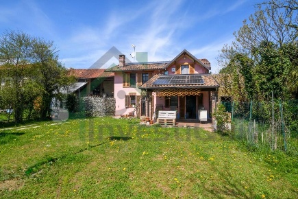 Foto Villa unifamiliare in SP18 22, Ciriè Centro di 270 m² con 6 locali