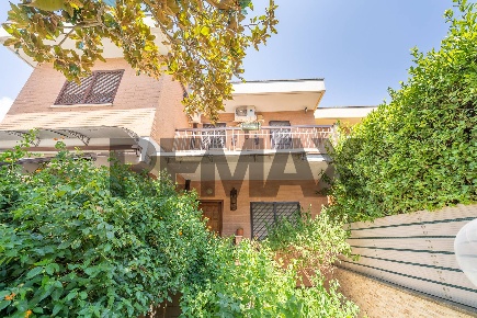 Foto Case semi ndipendenti in Via Dei Verdoni 43, Roma di 287 m² in vendita