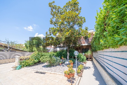 Foto Case semi ndipendenti in Via Dei Verdoni 43, Roma di 400 m² in vendita