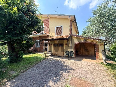 Foto Case semi ndipendenti in via Lazio 10, Legnano di 130 m² con 4 locali