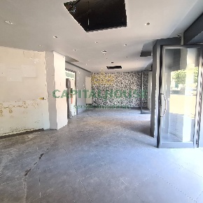 Foto Locale commerciale a Afragola di 91 m² con 2 locali in affitto