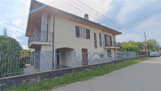 Foto Villa unifamiliare a Briga Novarese di 241 m² con 8 locali in vendita