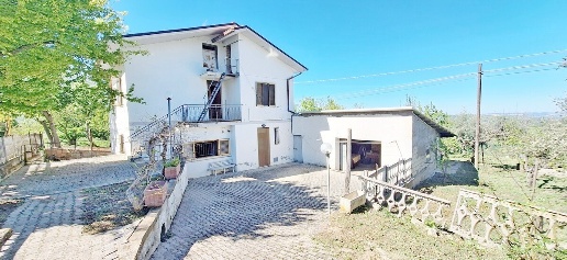 Foto Casale a Montebello di Bertona di 225 m² con 12 locali in vendita