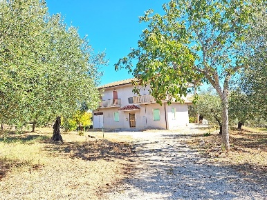 Foto Casa indipendente a Loreto Aprutino di 220 m² con 9 locali in vendita