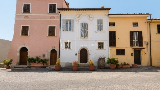 Foto Casa indipendente a Palombara Sabina Centro di 385 m² in vendita