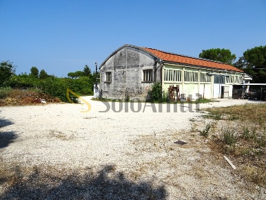 Foto Capannone industriale a Mondavio San Michele di 400 m² con 3 locali
