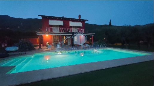 Foto Villa unifamiliare a Pietrasanta di 200 m² con 9 locali in vendita