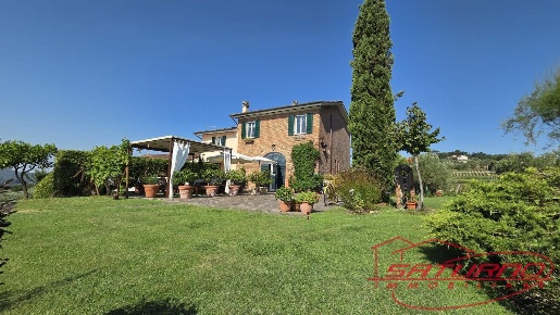 Foto Rustico a Lucca Sant'Alessio - Carignano di 176 m² con 5 locali