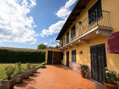 Foto Appartamento in Via Barge 18, Saluzzo di 221 m² con 5 locali