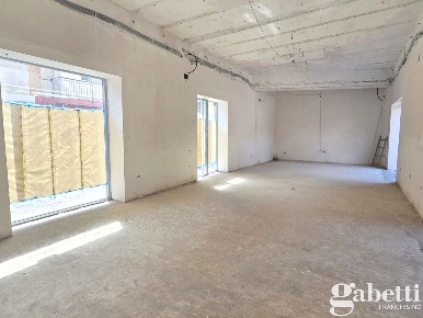 Foto Negozio in Via NAPOLI 00, Pomigliano d'Arco Centro di 100 m²