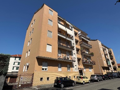 Foto Appartamento in Via Bellini 19, Magenta Centro di 80 m² con 3 locali