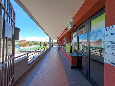 Foto Negozio in sempione, Castelletto sopra Ticino Centro di 100 m²