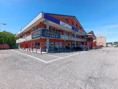 Foto Negozio in sempione, Castelletto sopra Ticino Centro di 250 m²