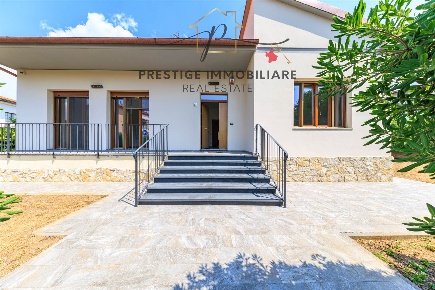 Foto Villa unifamiliare a Livorno La Rosa di 214 m² con 7 locali in vendita