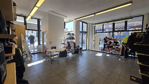 Foto Locale commerciale a La Spezia Migliarina di 195 m² con 1 locali