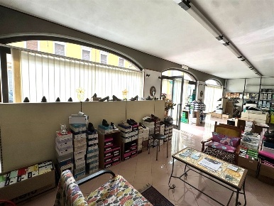 Foto Negozio in via Roma, Bagnolo San Vito Centro di 85 m² con 2 locali