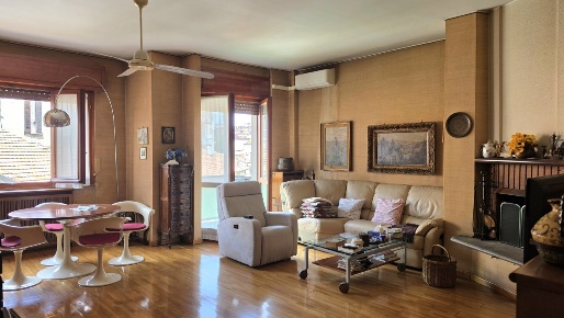 Foto Appartamento in Via Vincenzo Monti 8, Corsico di 167 m² con 4 locali