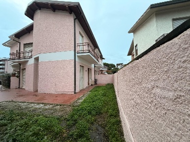Foto Villa unifamiliare a Viareggio di 130 m² con 7 locali in vendita