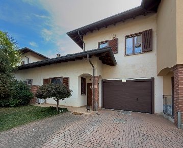 Foto Villa a schiera in VIA CARMINE, Oleggio Centro di 136 m² con 5 locali