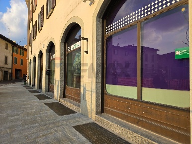 Foto Locale commerciale in PIAZZA CAVOUR 16, Trescore Balneario Centro