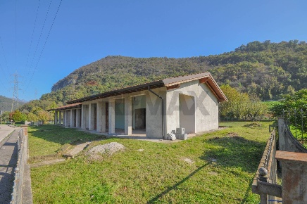 Foto Locale commerciale in VIA CARPEN, Villanuova sul Clisi di 150 m²