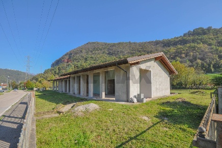 Foto Locale commerciale in via carpen, Villanuova sul Clisi di 304 m²