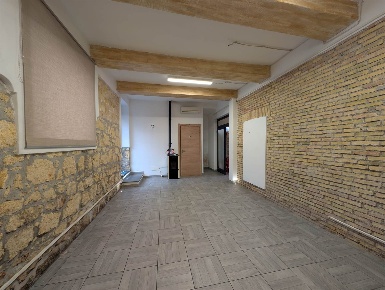 Foto Locale commerciale a Tarquinia Paese di 50 m² con 4 locali in vendita