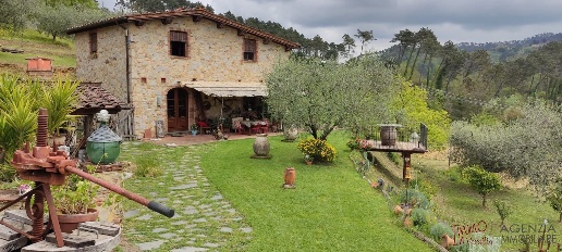 Foto Rustico a Camaiore Camaiore Paese di 230 m² con 6 locali in vendita