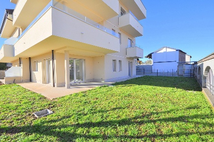 Foto Appartamento in Via MONTE GRAPPA 3, Casorezzo di 118 m² con 3 locali