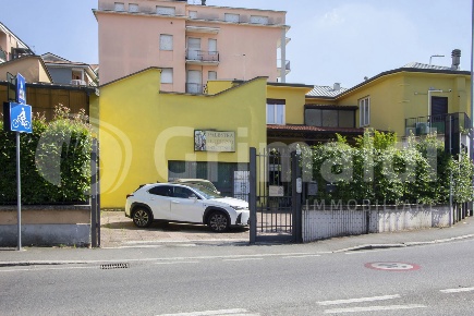 Foto Attività commerciale in Viale Marconi 63, Cusano Milanino di 400 m²