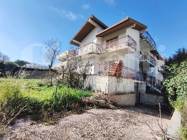 Foto Villa bifamiliare in Giulio Petroni, Bari Carbonara di Bari di 320 m²